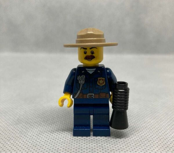 レゴ ミニフィグ　森の警察官