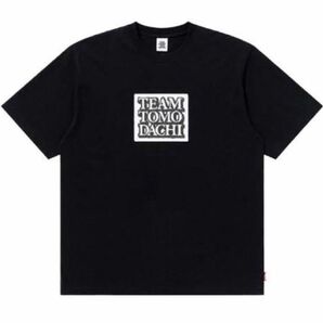 TEAM TOMODACHI LABEL TEE WHITEチーム友達×ブラックアイパッチ 半袖 Tシャツ Tee