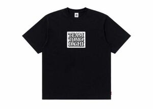 TEAM TOMODACHI LABEL TEE WHITEチーム友達×ブラックアイパッチ 半袖 Tシャツ Tee