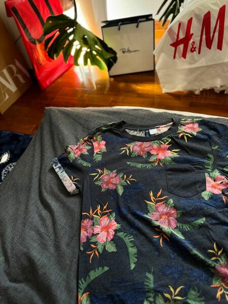 人気即売 H&M ハイビスカス柄 ボタニカル Tee