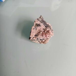 北海道大江鉱山産菱マンガン鉱38g　ロードクロサイト原石　国産鉱物　鉱物標本