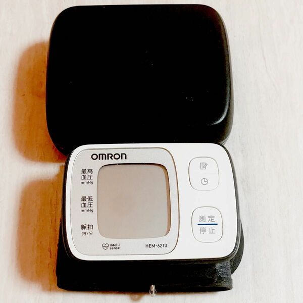美品　オムロン HEM-6210 OMRON 手首式血圧計 ヘルスケア 上腕式血圧計 自動電子血圧計 ホワイト 健康管理 家庭用 