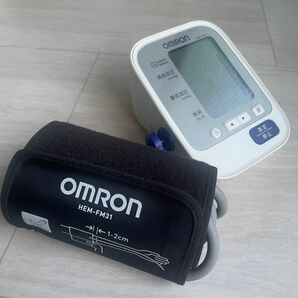 美品　巻きやすいフィットカフ　オムロン　血圧計　OMRON HEM-8713 ケース付き 電子血圧計 上腕式 フィットカフタイプ
