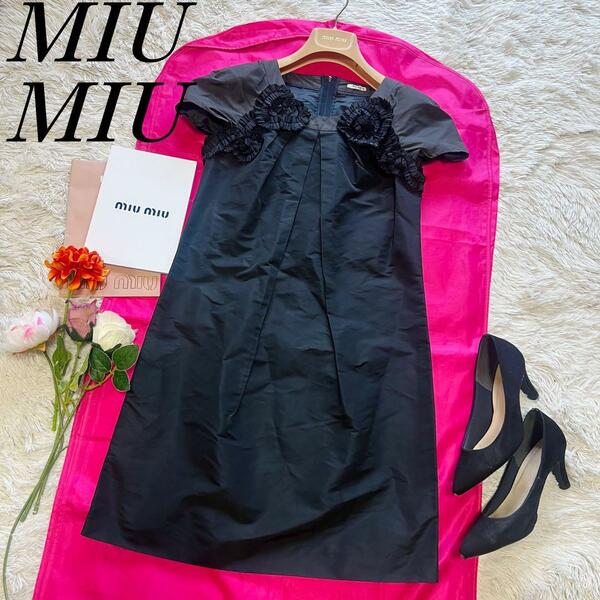 【美品】MIU MIU 膝丈ワンピース ブラック 半袖 38 フラワー　ミュウミュウ　M　黒