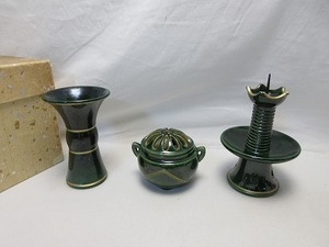 604352 【 美品 茶道具 川崎和楽 青楽 利休忌 三ツ具足 香炉 燭台 花生 紙箱 】 検) 点前道具 七事式 引次 お茶湯 供茶 茶道 小灯ⅱ