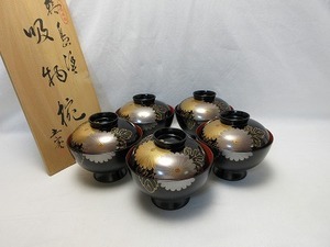 604372 【 ほぼ未使用 茶道具 輪島塗 木製黒塗 金彩菊蒔絵 吸物椀5客揃 内朱 共箱 ②】 検) 茶道具 汁椀 和食器 おもてなし 来客 蓋付椀 ⅱ