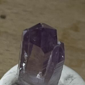 雨塚山産 紫水晶結晶原石 平行連晶 透明度高 濃い色合い トップの傷が少なく綺麗 大きさ22×7×5(mm)の画像5