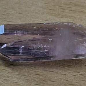 雨塚山産 紫水晶結晶原石 平行連晶 透明度高 濃い色合い トップの傷が少なく綺麗 大きさ22×7×5(mm)の画像6