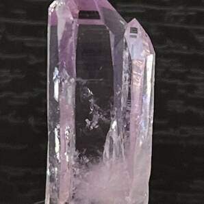 雨塚山産 紫水晶結晶原石 平行連晶 透明度高 濃い色合い トップの傷が少なく綺麗 大きさ22×7×5(mm)の画像9