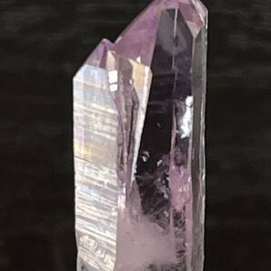 雨塚山産 紫水晶結晶原石 平行連晶 透明度高 濃い色合い トップの傷が少なく綺麗 大きさ22×7×5(mm)の画像4