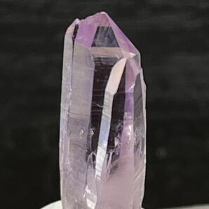 雨塚山産 紫水晶結晶原石 平行連晶 透明度高 濃い色合い トップの傷が少なく綺麗 大きさ22×7×5(mm)の画像8