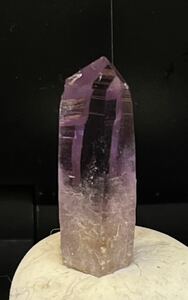 雨塚山産紫水晶　結晶原石　濃い紫色超美結晶　トップが綺麗　錐面柱面の条線照り顕著　22×8×8(mm)