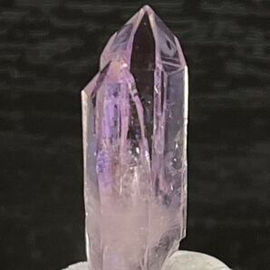 雨塚山産 紫水晶結晶原石 平行連晶 透明度高 濃い色合い トップの傷が少なく綺麗 大きさ22×7×5(mm)の画像7