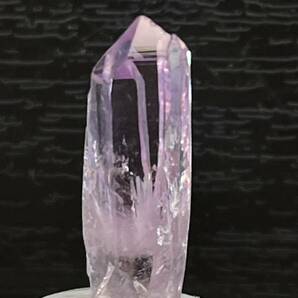 雨塚山産 紫水晶結晶原石 平行連晶 透明度高 濃い色合い トップの傷が少なく綺麗 大きさ22×7×5(mm)の画像1