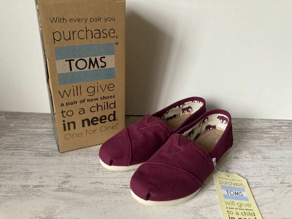 ●新品 TOMS スリッポンシューズ ワイン色 アニマル柄 23cm 袋付●