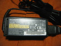 ●SONY ACアダプター 10.5V=1.9A 100V-240V VGP-AC10V6 ソニーノートPC用 ACアダプタ SONY AC ADAPTER 中古 ●_画像2