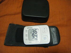 ● OMRON オムロン HEM-6220 自動電子血圧計 家庭用 手首式血圧計 ケース付●