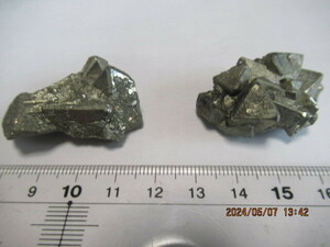 鉱物標本　黄鉄鉱結晶クラスター 三角形八面体 ２個　56g 　ペル-