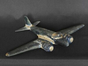  самолет старый из дерева. самолет игрушка орнамент / античный 