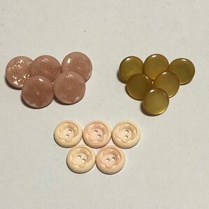 ボタン3種（濃いピンク模様あり5個、薄いピンク小花模様5個、ゴールド系ボタン6個）★計16個。※中古・きれい※