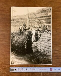 LL-7681 ■送料込■ 水汲み場 川 バケツ 石垣 井戸 写真 古写真 古書 印刷物 戦前 レトロ /くYUら