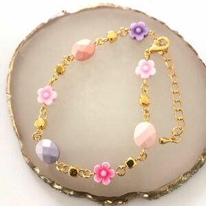 ハンドメイド　アクリルのお花と楕円カットビーズのブレスレット