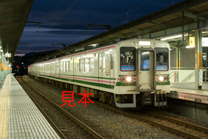 鉄道写真データ（JPEG）、00917311、107系（R8編成）（ありがとう107系シール装飾）、JR両毛線、桐生駅、2017.09.28、（7303×4874）