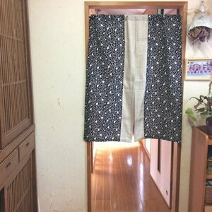 【本物志向】1900円唐草ネコ（黒）で作った和柄暖簾　
