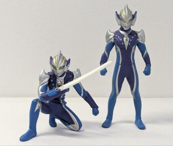 ウルトラマンヒカリ　2個セット　カプセルトイ　ポーズとソード付　フィギュア