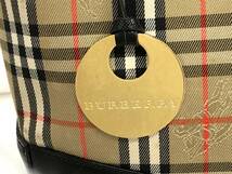 T05/118 極美品 BURBERRY バーバリー ノバチェック PVC ハンドバッグ ゴールド金具 ベージュ/ブラック_画像3