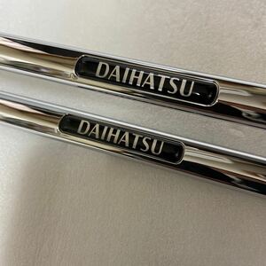  Daihatsu оригинальный DAIHATSU рамка для номера металлизированный передний и задний (до и после) 2 листов рамка-оправа б/у товар обод опция 