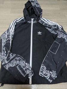 adidas　アディダス　ジップアップパーカー　ペイズリー柄