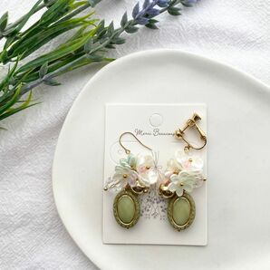 (No.3)黄緑色のお花　ピアスorイヤリング【ハンドメイドアクセサリー】全品300円！おまとめ買い大歓迎♪