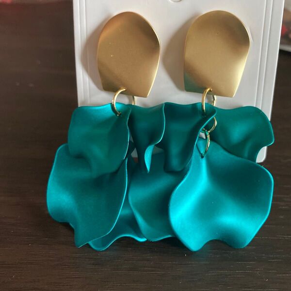 グリーン 花びら ピアス 新品 フラワー