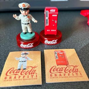 コカコーラ　グラフィック　コレクション　ペンディングマシン　ドライバーユニホーム　2体セット