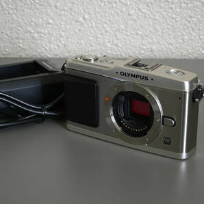 オリンパス OLYMPUS E-P1 マイクロフォーサーズ ミラーレス一眼カメラ シルバー 1円スタートの画像1
