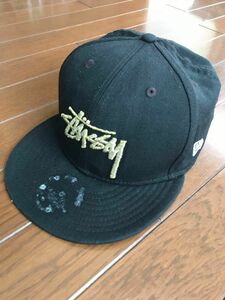 STUSSY ステューシー　コラボ　ニューエラ　NEWERA 帽子　金　ロゴ　キャップ