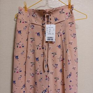 新品タグ付きHoneys ハニーズ Mサイズ ピンク花柄パンツポケット付き春夏服