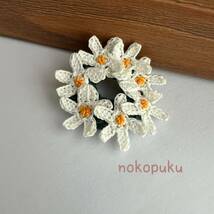 ♪noko♪ハンドメイド　レース糸で編み花　リースブローチ　白_画像1