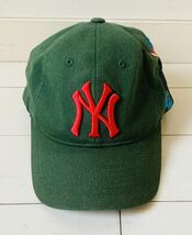 MLB ニューヨークヤンキース キャップ 野球 メジャーリーグベースボール　アニマル刺繍　グリーン×赤ロゴ_画像1