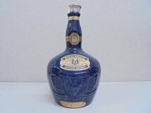 【80】1円～ロイヤルサルート ROYAL SALUTE 21年 スコッチウイスキー 青 陶器 40% 1000ml 約1770g 帯破れ 漏れ有り 箱付き 未開栓_画像2