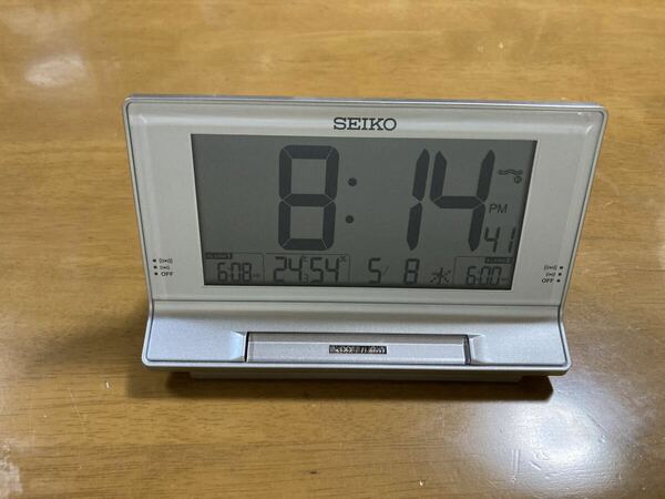 送料込み！！SEIKO セイコークロック ホワイト デジタル時計 電波クロック 目覚まし時計 SQ322S
