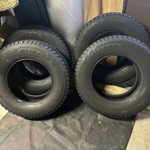 ブリザック　DM-V2 245 70 16 2011Tires　Studless　9〜8.5部山