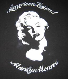 マリリン・モンロー　Marilyn Monroe　VネックTシャツ　▼　黒地に白　M .L. 2L 3L　の3サイズから選べます。