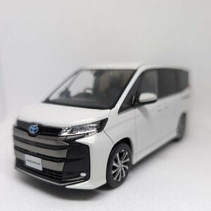 TOYOTA　新型NOAH　カラーサンプルミニカー　プラチナホワイトパールクリスタルシャイン