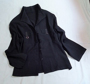 ◆ストレッチ入り　デザイントップス　ブラウス　ジャケット　飾り&フタ付きポケット／ブラック