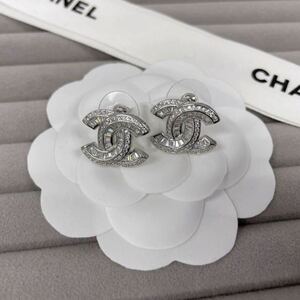  Kirakira earrings biju- silver Chanel 