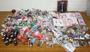 M◇中古品◇アニメ/特撮グッズ まとめてセット 重さ約5kg ガンダム/仮面ライダー/ワンピース/彼女お借り/ミニフィギュア/ラバーチャーム 他