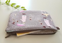 ハンドメイド♪　大きめフラットポーチ 　Windy walk/ワンちゃんとお散歩*Tildaの生地を使用〈20×14〉※通帳ケース/お薬手帳ケース等に_画像5