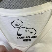 1円スタート! （18）UNIQLO UT ユニクロ KAWS × PEANUTS 半袖Tシャツ サイズL スヌーピー ホワイト　コットン メンズ トップス 最落なし_画像7